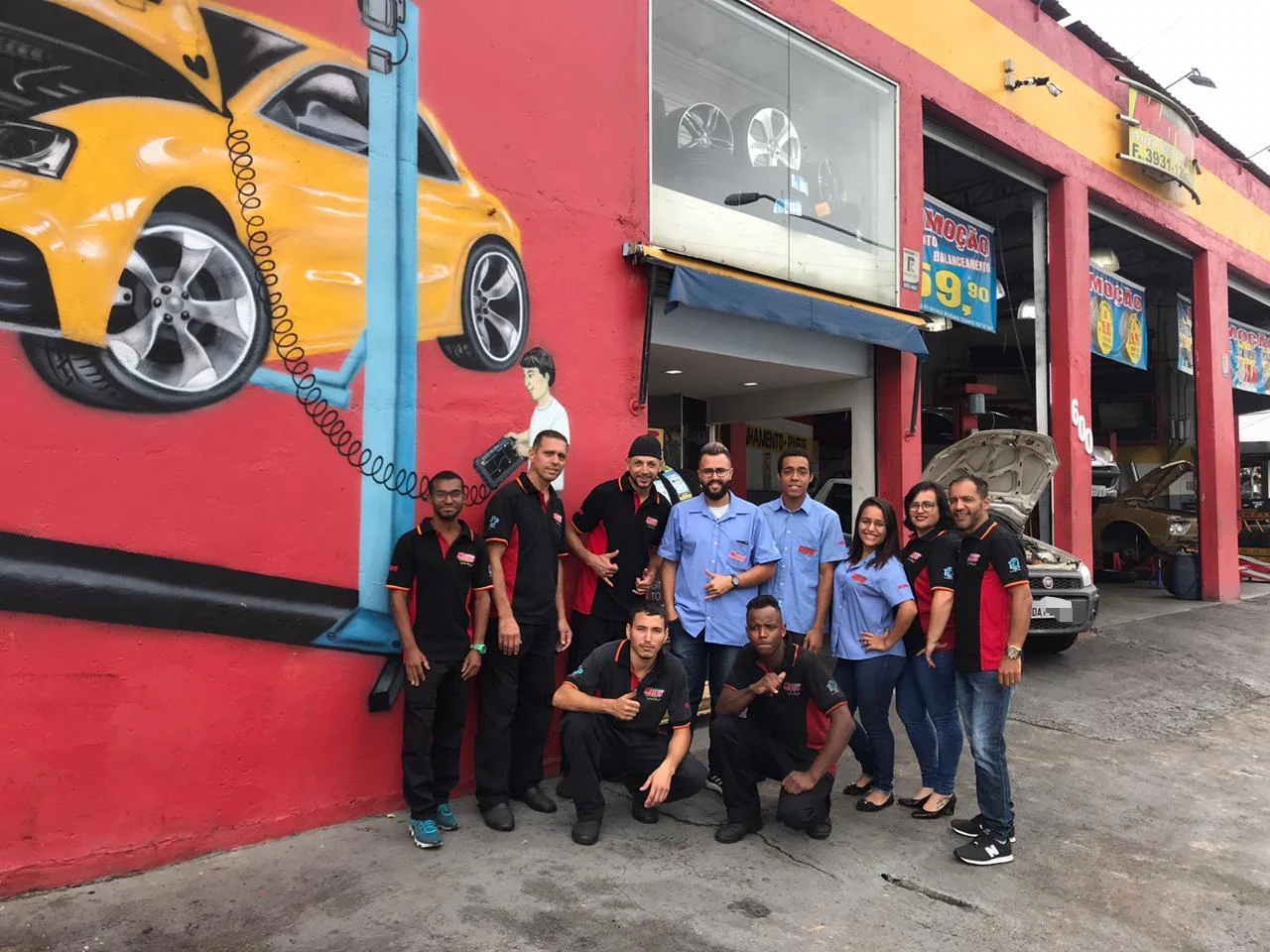 Equipe da Matrix Auto Center reunida em frente à oficina